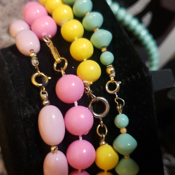 💥FREE💥Bundle of Vintage Beaded Pastel Necklaces for Spring! - Picture 5 of 5